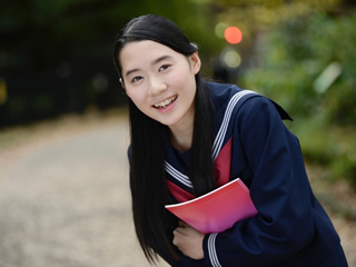 風景のなかにいる女子生徒